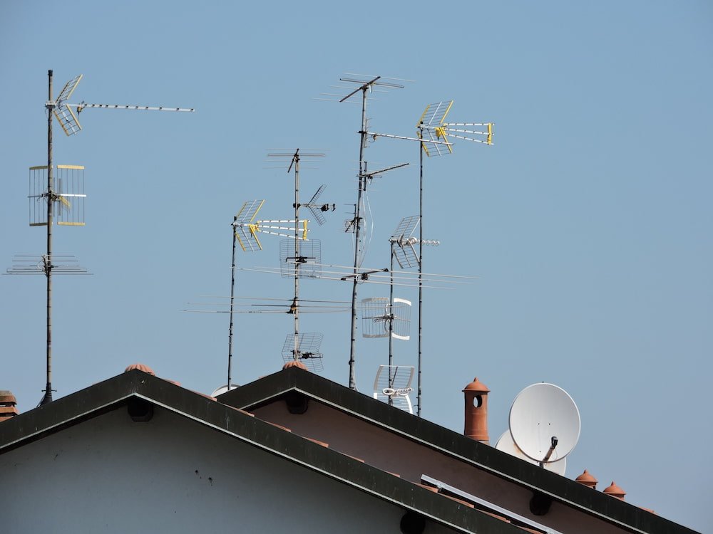 Vista de mástiles con antenas exteriores TDT y parabólicas para la instalación de antenas de televisión en Cádiz.