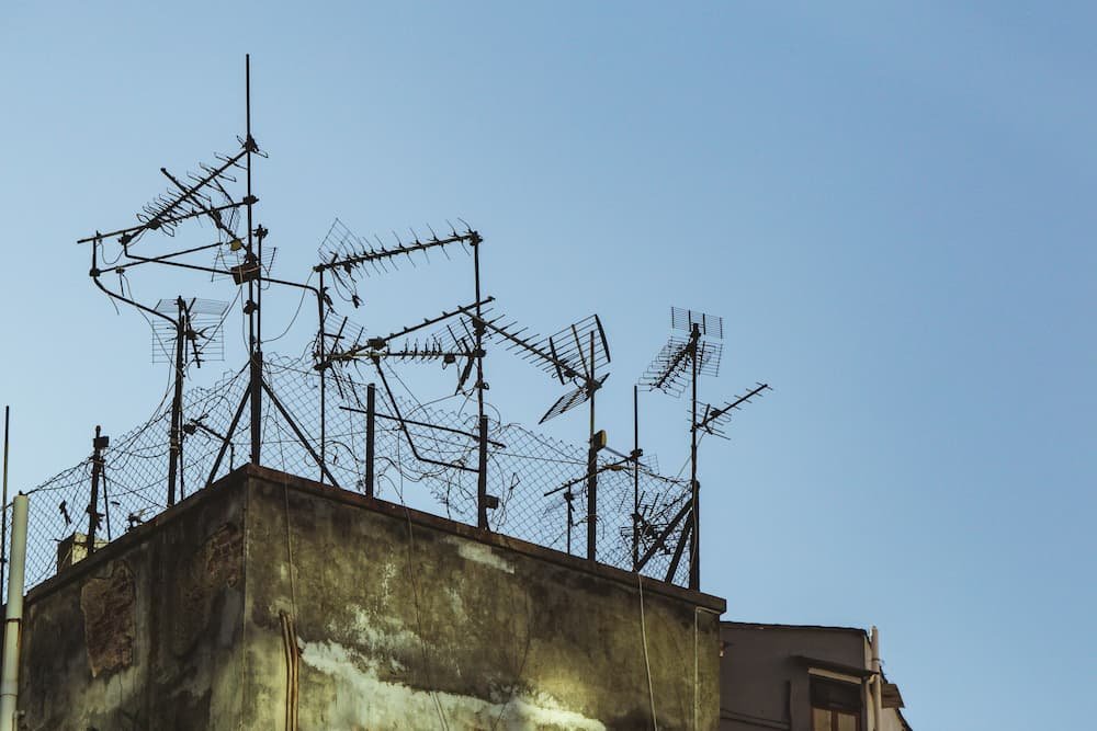 Antenas terrestres y equipo para instalación antena TV profesional sobre azotea urbana.