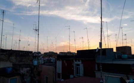 Siluetas de antenas TDT sobre el cielo para orientar antena TV digital terrestre en Cádiz.
