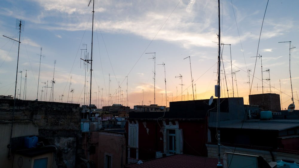 Siluetas de antenas TDT sobre el cielo para orientar antena TV digital terrestre en Cádiz.